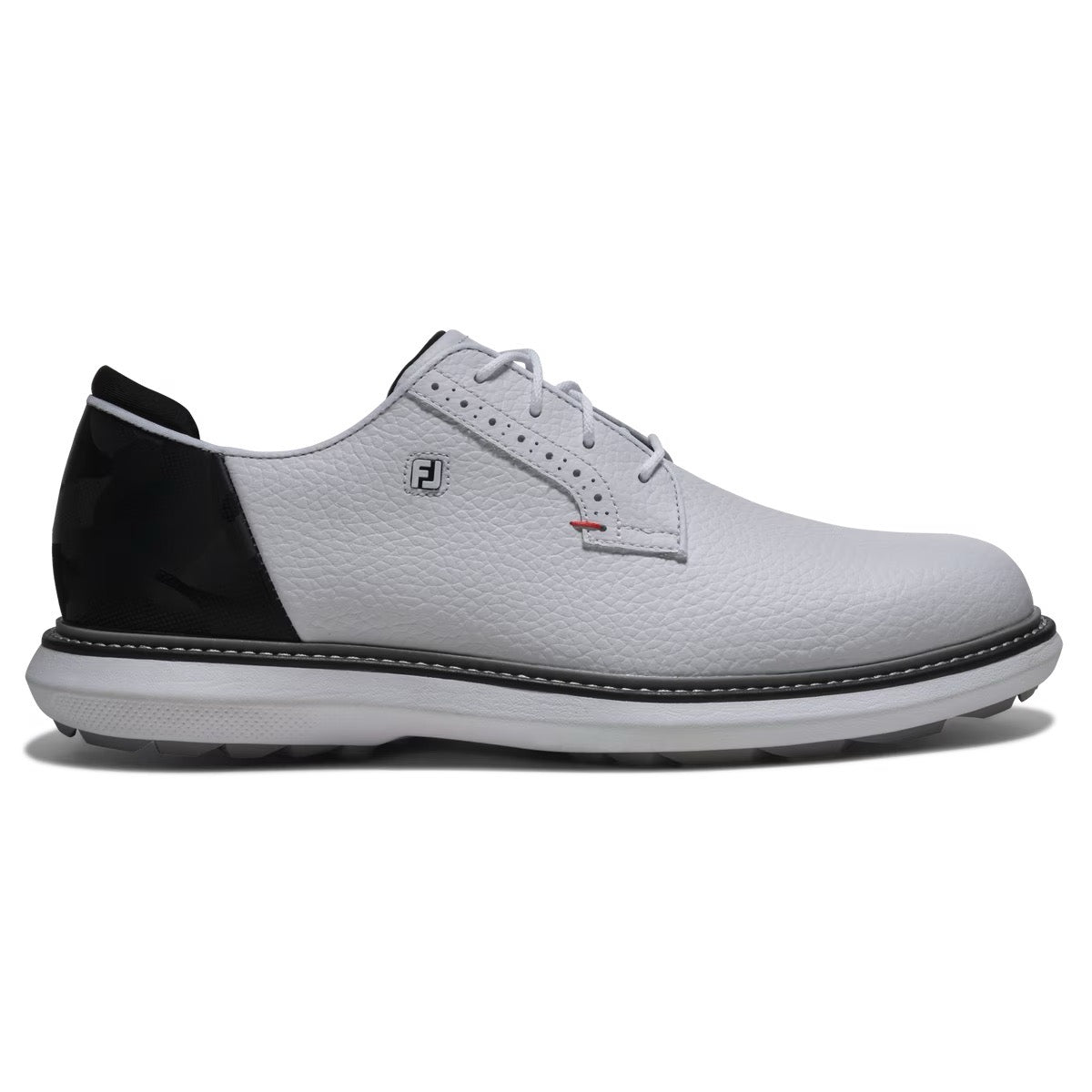 Traditional men's golf shoe