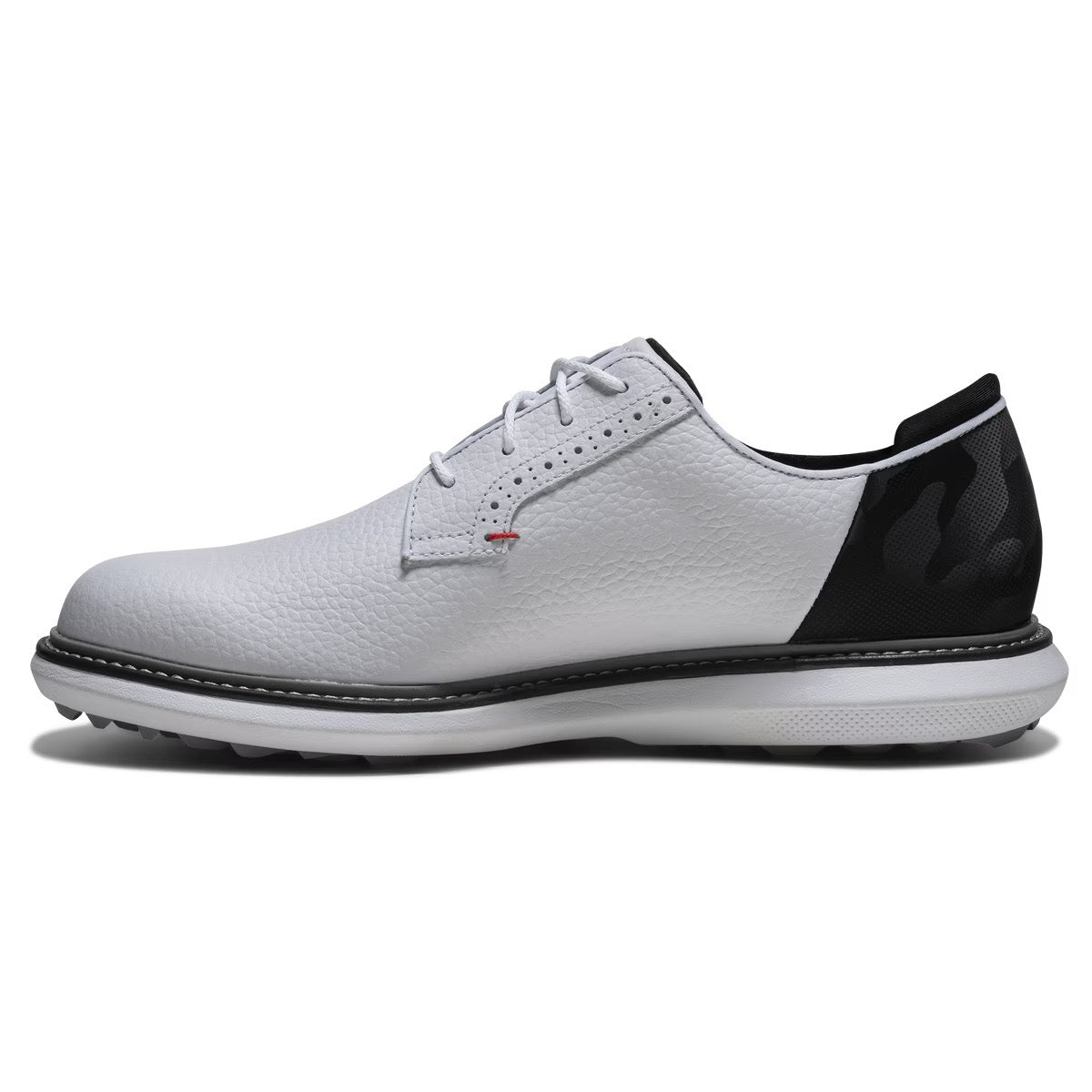 Traditional men's golf shoe