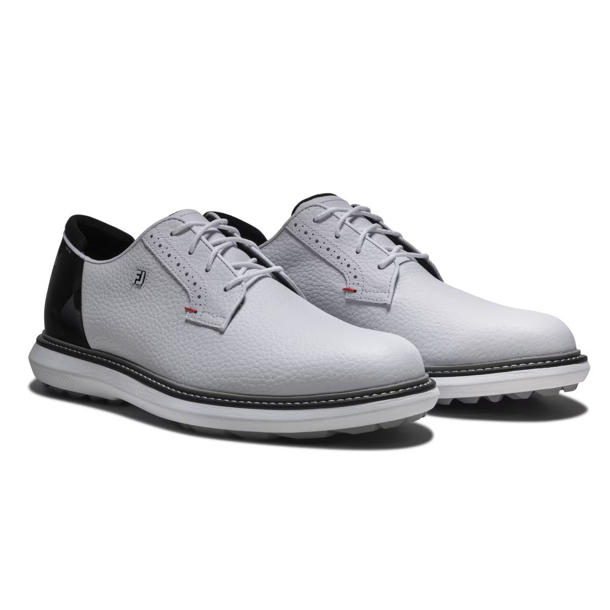 Traditional men's golf shoe